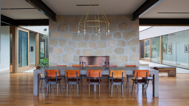 Dans la salle à manger, chaises de Pierre Guariche et lustre Adolf Loos conçu en 1899.