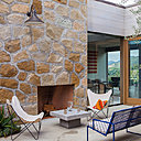 Les patios ont été disposés de manière à optimiser les vues, la lumière naturelle et la ventilation ; en outre, ils protègent des vents forts qui soufflent parfois. Les patios ont été disposés de manière à optimiser les vues, la lumière naturelle et la ventilation ; en outre, ils protègent des vents forts qui soufflent parfois.