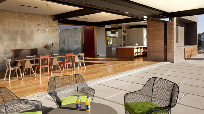 Les immenses ouvertures vitrées sur toute la hauteur accentuent l’impression de vivre continuellement à l’extérieur.