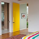 Dans les chambres, des couleurs vives pour réveiller le bois blond et les murs blancs. Dans les chambres, des couleurs vives pour réveiller le bois blond et les murs blancs.