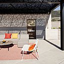 La terrasse couverte filtre la lumière animée d’un jeu d’ombres très décoratives. La terrasse couverte filtre la lumière animée d’un jeu d’ombres très décoratives.