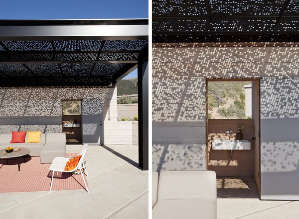 La terrasse couverte filtre la lumière animée d’un jeu d’ombres très décoratives.