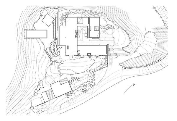 La maison de 400 m² s’articule autour de trois cours qui servent à distinguer les espaces de vie communs et les pièces privées.