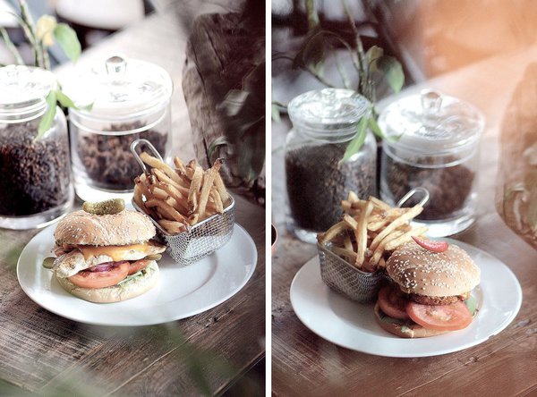 Bahia chicken burger à gauche et burger de légumes korma à droite