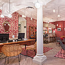 Dans le hall d’entrée, des fauteuils en rotin façon années 1950, cohabitent avec des meubles de style. Des suspensions avec globes en verre dépareillés constellent le plafond. Au sol, des tapis avec motifs végétaux Paisley, dit communément cachemire, font référence aux tissus traditionnels provençaux. Sur les murs, deux papiers-peints (motif St Antoine et Silvergate chez Farrow and Ball) jouent un effet de coordonnés.