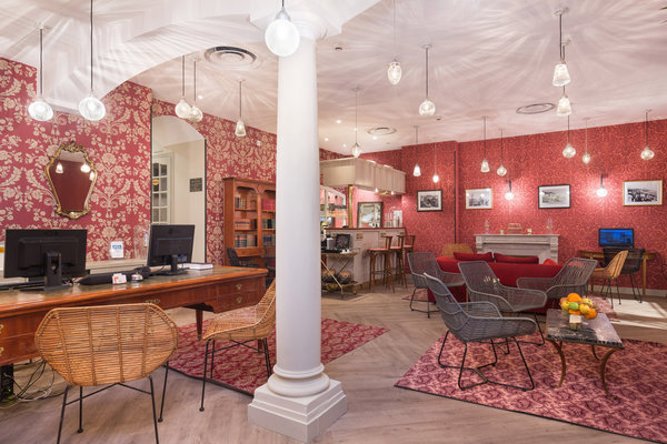 Dans le hall d’entrée, des fauteuils en rotin façon années 1950, cohabitent avec des meubles de style. Des suspensions avec globes en verre dépareillés constellent le plafond. Au sol, des tapis avec motifs végétaux Paisley, dit communément cachemire, font référence aux tissus traditionnels provençaux. Sur les murs, deux papiers-peints (motif St Antoine et Silvergate chez Farrow and Ball) jouent un effet de coordonnés.