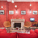 Le hall d’entrée a conservé son écrin classique avec sa traditionnelle cheminée en marbre. Des anciennes photos noir et blanc du pays niçois apportent une touche de nostalgie.