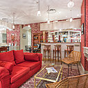 Un décor faussement classique qui joue sur les codes de la maison de famille.