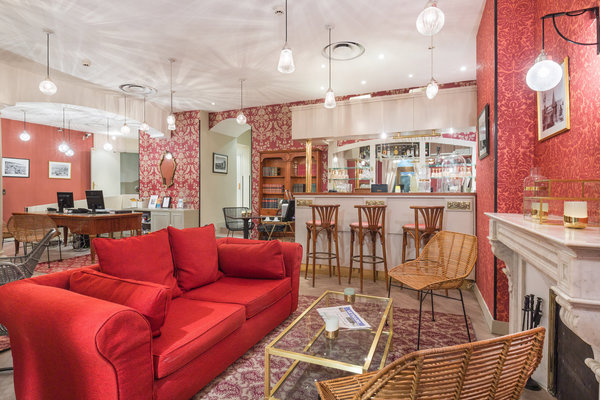 Un décor faussement classique qui joue sur les codes de la maison de famille.