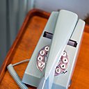 Dans chaque chambre, la couleur du téléphone est assortie à celle du papier-peint (Série Bourdon, motif Bumble Bee BP 555, Farrow and Ball) et de la décoration de la pièce, ici, avec une note dominante bleu ciel.