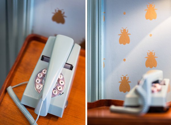 Dans chaque chambre, la couleur du téléphone est assortie à celle du papier-peint (Série Bourdon, motif Bumble Bee BP 555, Farrow and Ball) et de la décoration de la pièce, ici, avec une note dominante bleu ciel.