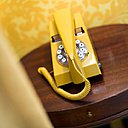 Dans la chambre jaune, c’est le soleil du Midi qui est entré jusque dans les moindres détails comme le téléphone en accord avec la couleur dominante de la pièce.