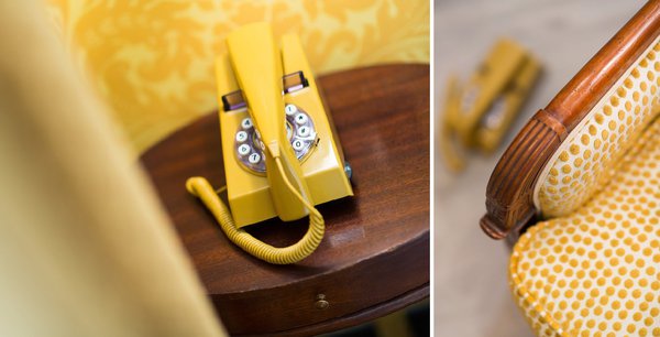 Dans la chambre jaune, c’est le soleil du Midi qui est entré jusque dans les moindres détails comme le téléphone en accord avec la couleur dominante de la pièce.
