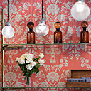 Un petit air de brocante pour ces flacons façon boutique d’apothicaire sur un dressoir chiné avec étagères en verre et structure en laiton.