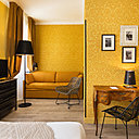 Dans la chambre classique jaune soleil (15 à 23 m²), la couleur noire a été choisie pour apporter un effet de contraste et aune touche de modernité.