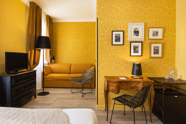 Dans la chambre classique jaune soleil (15 à 23 m²), la couleur noire a été choisie pour apporter un effet de contraste et aune touche de modernité.