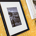 Les cadres des photos reprennent les couleurs dominantes de la pièce.