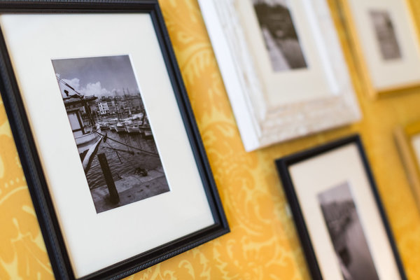 Les cadres des photos reprennent les couleurs dominantes de la pièce.
