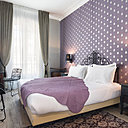 Dans la chambre lilas, une courtepointe provençale sert de couvre-lit.