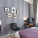 Un jeu de papiers-peint (Série Bourdon, Bumble Bee et série Treillis, Lattrice) décline des tons bleu lavande à la douceur réveillée par le noir.