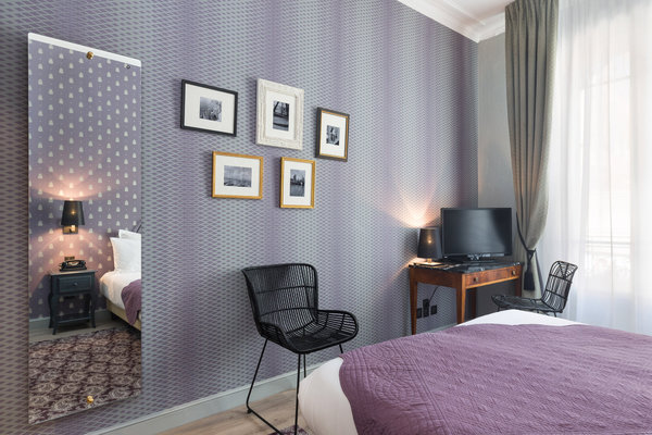 Un jeu de papiers-peint (Série Bourdon, Bumble Bee et série Treillis, Lattrice) décline des tons bleu lavande à la douceur réveillée par le noir.