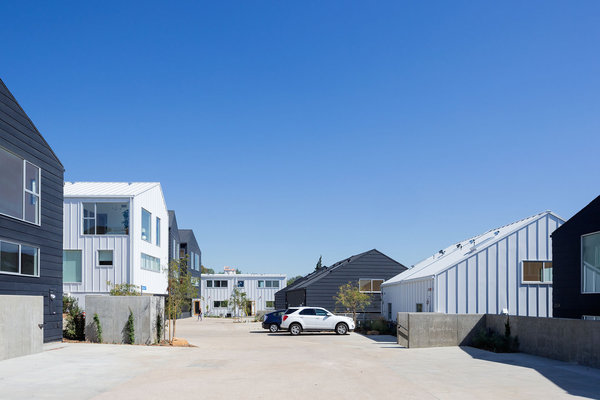 Blackbirds compose un mélange d’espaces privés, semi-privés et publics, entouré de végétation qui tisse un maillage vert entre les 18 maisons de la communauté et le reste du voisinage.