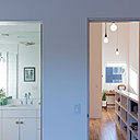 L’intérieur fait la part belle au bois et à la couleur blanche qui agrandit les espaces de vie.