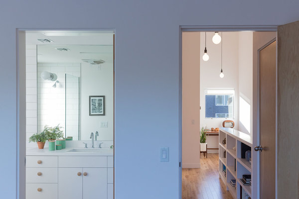 L’intérieur fait la part belle au bois et à la couleur blanche qui agrandit les espaces de vie.