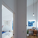 Mobilier vintage, couverture en patchwork, création murale en macramé, on retrouve l’esprit de la décoration bohème américaine dans une version épurée et plus actuelle.