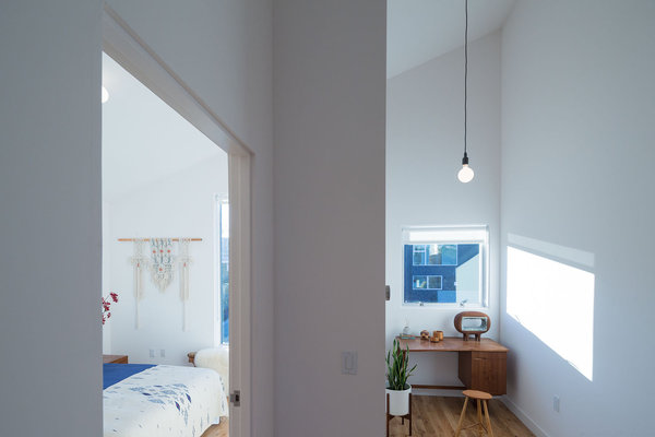 Mobilier vintage, couverture en patchwork, création murale en macramé, on retrouve l’esprit de la décoration bohème américaine dans une version épurée et plus actuelle.