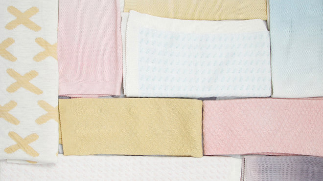 Couvertures en laine mérinos tricotées et fabriquées en France. La laine mérinos écologique provient de France ou de Nouvelle-Zélande. De 69 € à 139 €, en fonction des modèles et dimensions.