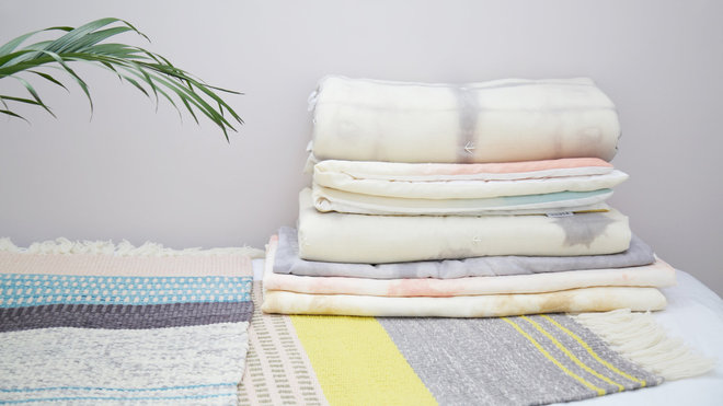 Edredons et tapis en laine et coton biologique de qualité provenant de Turquie, sans risque d’allergie. Les coloris pastel solides, uniques et durables dans le temps résistent aux lavages à la machine et à la décoloration de la lumière. Ils ont été contrôlés par IFTH, un laboratoire français pour le textile.