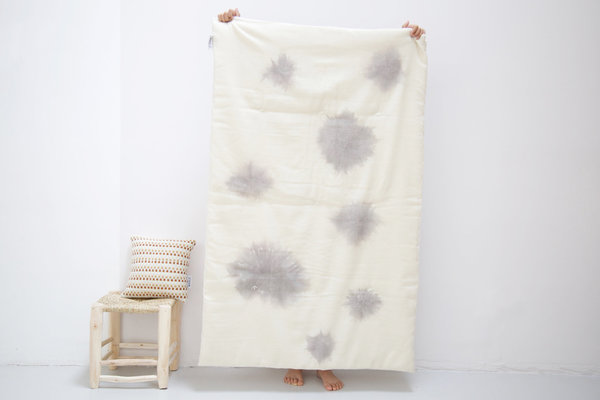 Edredon quilté modèle Wawa adapté à la taille d’un petit lit d’enfant. Recto en crêpe de laine tissé en France, non traité chimiquement et teint à l’atelier. Verso en coton bio naturel et garnissage en molleton de laine française bio (75 x 120 cm), 125 €.