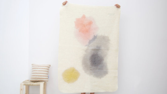 Couverture Wumi  en pure laine vierge du massif central. La teinture est réalisée comme une aquarelle en trois couleurs (75 x 110 cm), 89 €.