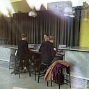 De la couleur et du mobilier grillagé pour l’accueil général.