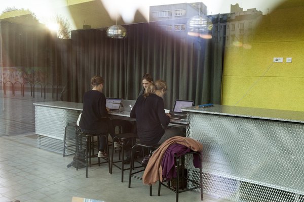 De la couleur et du mobilier grillagé pour l’accueil général.