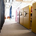 La documentation de l’agence complète le plateau avec un meuble espace La Doc, conçu par le designer Philippe Million.