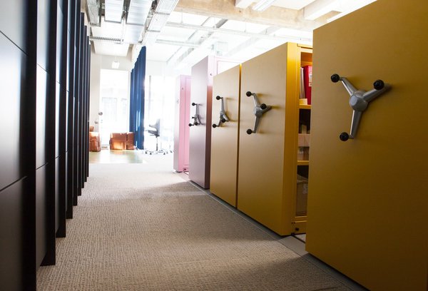 La documentation de l’agence complète le plateau avec un meuble espace La Doc, conçu par le designer Philippe Million.