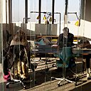 Le bureau-bench créé par Sophie Breuil-DA de T and P Work Unit est économique, rapide à produire car conçu d’après les moyens de production du fabricant Unifor. Réponse au travail d’équipe et redéfinissant les standards, il est peu profond à cause des ordinateurs, il permet aux usagers de « glisser » latéralement sur 4,20 m sans jamais être « arrêté » par ses pieds compas. Son système de double-panier est aussi un plus pour l’électrification.