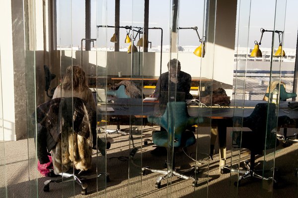 Le bureau-bench créé par Sophie Breuil-DA de T and P Work Unit est économique, rapide à produire car conçu d’après les moyens de production du fabricant Unifor. Réponse au travail d’équipe et redéfinissant les standards, il est peu profond à cause des ordinateurs, il permet aux usagers de « glisser » latéralement sur 4,20 m sans jamais être « arrêté » par ses pieds compas. Son système de double-panier est aussi un plus pour l’électrification.