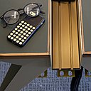 Sophie Breuil-DA de T and P Work Unit a conçu un bureau-bench polyvalent dont la vocation est de servir tous les métiers. Il est produit par le fabricant italien de référence Unifor et se décline en deux hauteurs : standard et haute (Desk 74 et Desk 90).