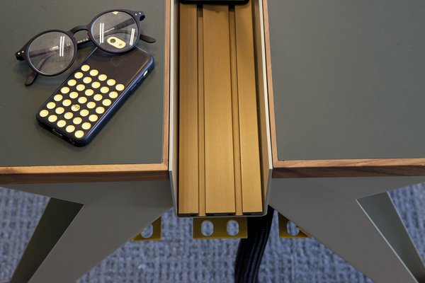 Sophie Breuil-DA de T and P Work Unit a conçu un bureau-bench polyvalent dont la vocation est de servir tous les métiers. Il est produit par le fabricant italien de référence Unifor et se décline en deux hauteurs : standard et haute (Desk 74 et Desk 90).