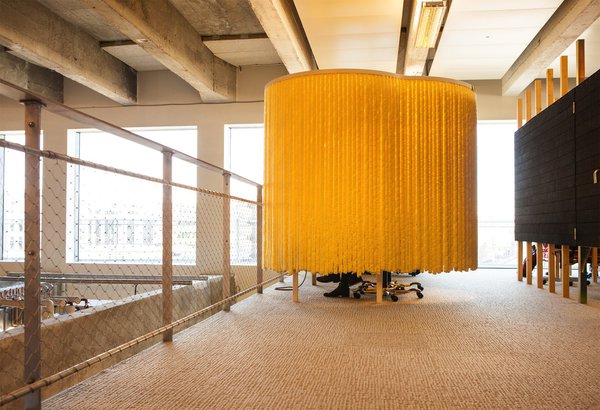 Des espaces en alcôve cloisonnée permettent de travailler en toute confidentialité.