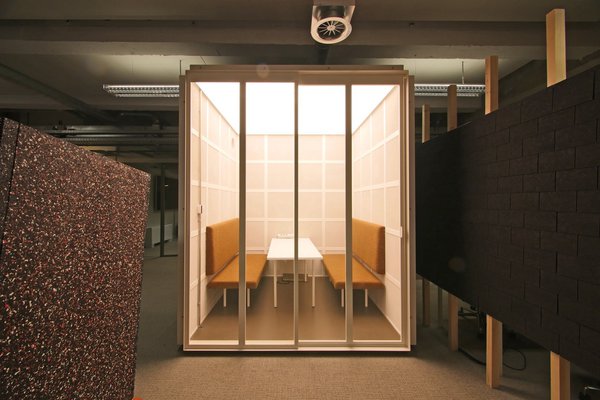 Pour le travail en équipe ou les petites réunions, rien ne vaut la cabine 4 places façon TGV.