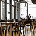 La Cantine réunit aussi les fonctionnalités du travail, avec des enrouleurs-prises électriques suspendues (T and P Work Unit – Ensto) installées au-dessus des tables. Mobilier TON et Label Edition.