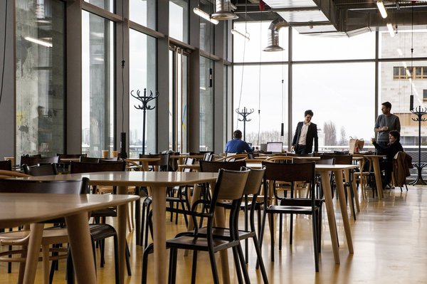 La Cantine réunit aussi les fonctionnalités du travail, avec des enrouleurs-prises électriques suspendues (T and P Work Unit – Ensto) installées au-dessus des tables. Mobilier TON et Label Edition.