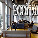 Pour faire de La Cantine, un vrai lieu de vie toute la journée, T and P a repensé 900 m², sur un des plus beaux plateaux au premier niveau, avec vue à 360 ° et eau du canal au pied du bâtiment… Banquettes demandées, création Gesa Hansen.