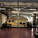 Autour d’un grand gradin conçu par le designer suisse Adrien Rovero, on trouve des cabines de Post Production (PPU) dans des serres horticoles adaptées par BLOCK Architectes.