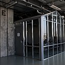 Dans Le Garage, une cabine de Post Production (PPU) dans une serre horticole adaptée par BLOCK Architectes.