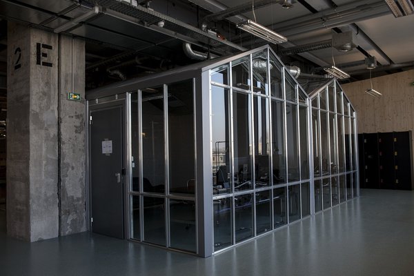 Dans Le Garage, une cabine de Post Production (PPU) dans une serre horticole adaptée par BLOCK Architectes.